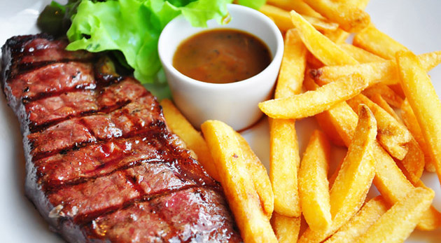 Šťavnatý hovädzí RUMP steak s hranolkami, zeleninová obloha a plechovka Semtexu - gurmánska ponuka reštaurácie Oáza.