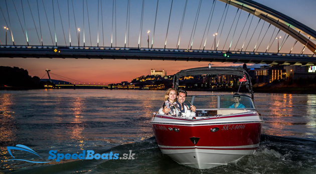 Romantická plavba pre dvoch po Dunaji za 105 € na 1 hod: prenájom rýchločlna pre 2 osoby, licencovaný kapitán, fľaša sektu