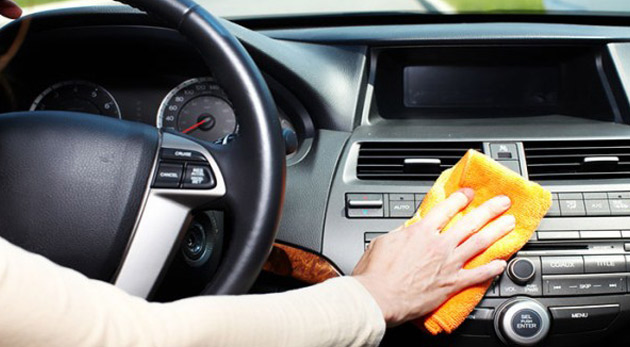 Ručné umytie exteriéru auta - ručné umytie karosérie šampónom a voskom, umytie kolies a renovácia pneumatík, umytie okien zvonka za 7,90 €