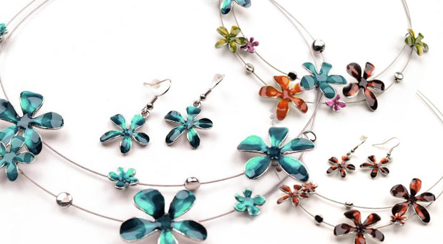 Krásna sada šperkov s motívom kvetu - náhrdelník a náušnice
