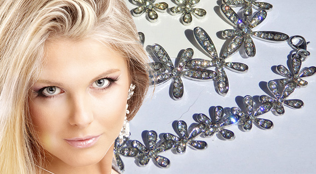 Sada šperkov (náušnice, náhrdelník a náramok) s kvetinovým motívom v striebornej farbe len za 10,99€