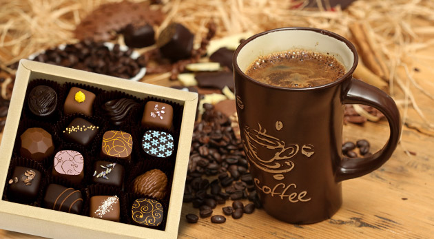 Čerstvá pražená káva: 80 % Arabica + 20 % Robusta - 250 g + darčekové balenie ručne robených čokoládových praliniek - 190 g za 8,50 €