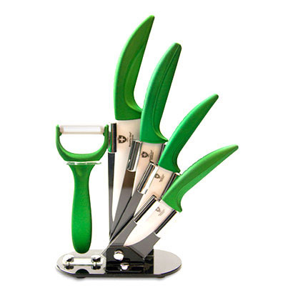 4 nože s keramickým povrchom Royality Line Switzerland so škrabkou s praktickým stojanom v elegantnom dizajne - farba zelená: 1x nôž šéfkuchára s 15,2 cm čepeľou, 1x nôž MULTI s 12,7 cm čepeľou, 1x nôž na zeleninu s 10 cm čepeľou, 1x nôž na ovocie so 7,6 cm čepeľou, 1x škrabka