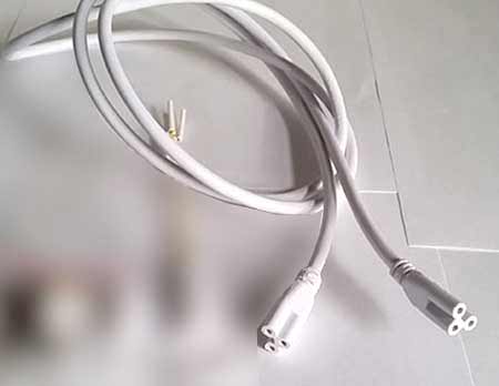 LED prepojovací kábel na prepojenie dvoch trubíc