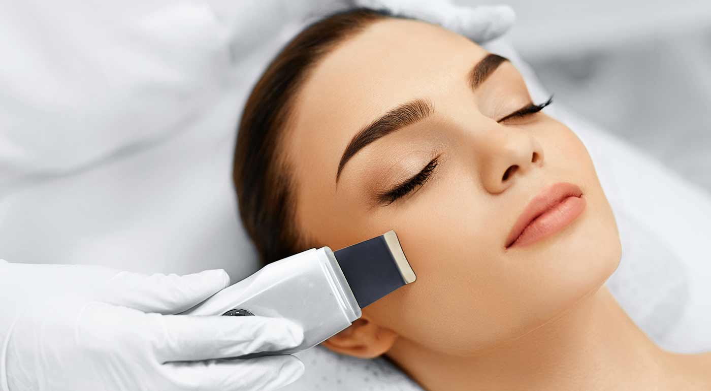 Čistenie pleti ultrazvukovou špachtľou a masáž tváre v salóne Perfect Body Fotka zľavy: Krásna pleť sa začína pri čistení. Využite super ponuku na čistenie ultrazvukovou špachtľou alebo variant s čistením aj masážou tváre. Navráťte si mladosť v salóne Perfect Body.