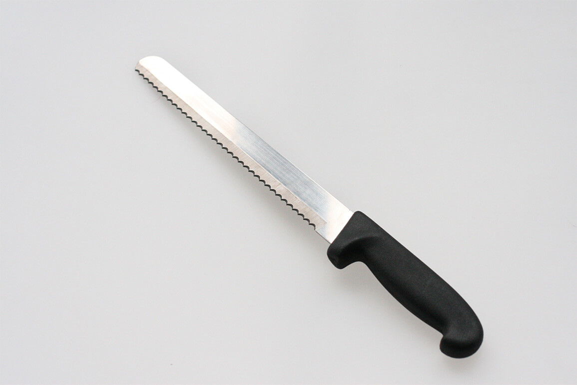Kuchynský nôž na chlieb (dĺžka čepele cca 20 cm)
