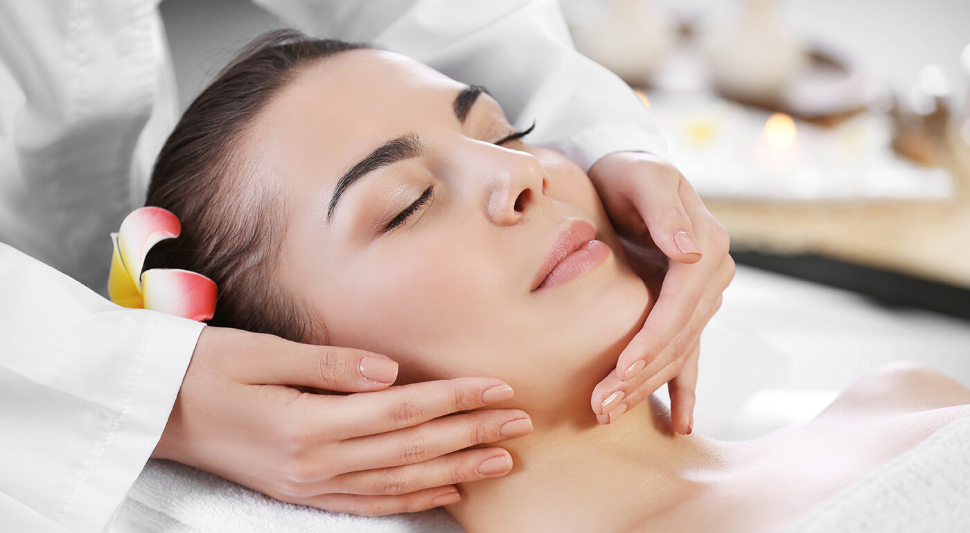 Relaxačná masáž tváre, krku a dekoltu spojená s kozmetickým ošetrením - špeciálna procedúra výhradne pre dámy