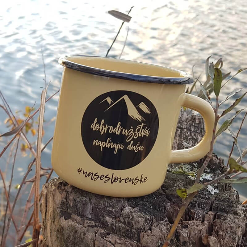 Smaltovaný hrnček Dobrodružstvá napĺňajú dušu (300 ml) - krémový
