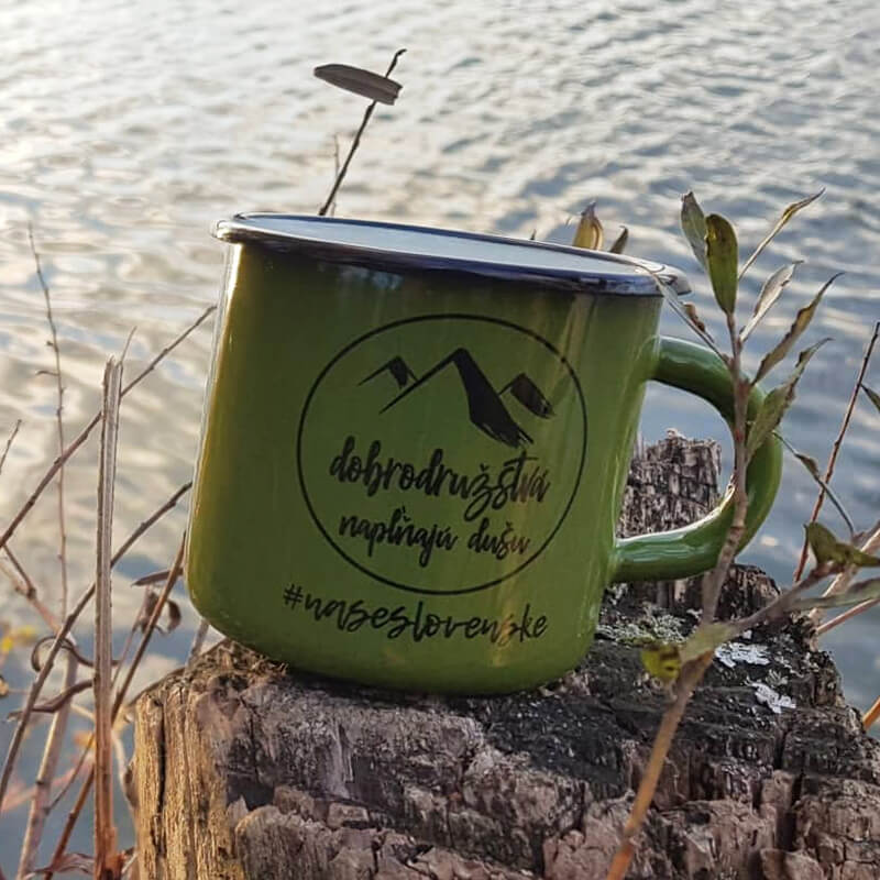 Smaltovaný hrnček Dobrodružstvá napĺňajú dušu (300 ml) - zelený