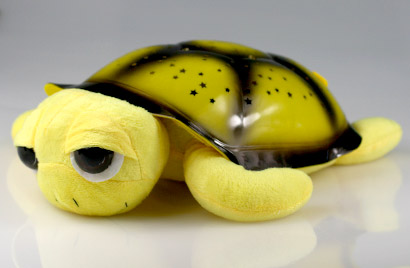 Hrajúca svietiaca korytnačka s otvorenými očkami - žltá