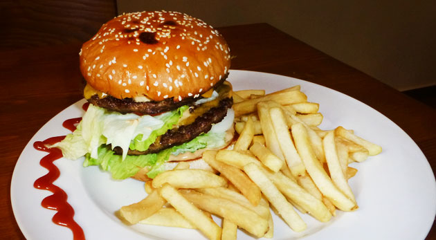 Little alebo dvojitý burger s chutnou oblohou v reštaurácii Staromestský pub & restaurant v centre mesta