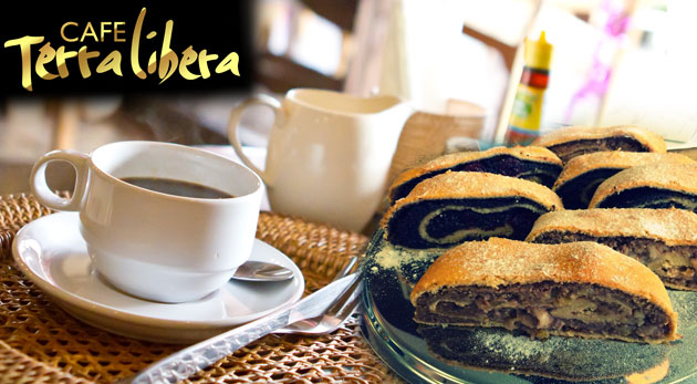 Presso káva s mliekom a štrúdľa alebo čaj a štrúdľa v novootvorenej kaviarni Terra Libera v Bratislave