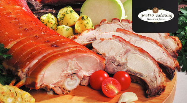 Gastronomická pochúťka - pečené rebierka, bavorské kolená, stehná či chrbát z prasiatka s prílohou z reštaurácie v Pezinku