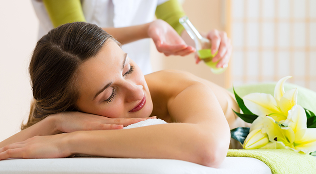 Rôzne druhy masáží: klasická, relaxačná, bankovanie, masáž lávovými kameňmi, ich kombinácia alebo masáž prírodnými olejmi