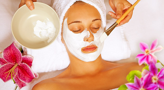 Hĺbkové čistenie pleti kozmetikou na prírodnej báze, nanesenie hydratačnej masky a masáž tváre pre 1 osobu za 9,90 €