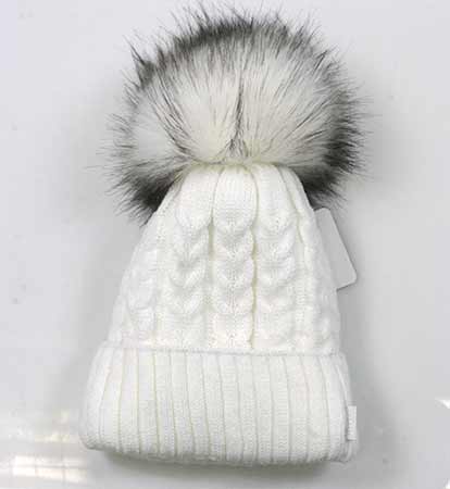 Dámska pletená čiapka so vzorom - biela